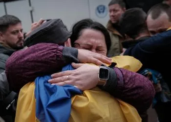 Ucraina, Chernihiv. Ricongiungimento di familiari, parenti e amici dopo uno scambio di prigionieri (Ansa)