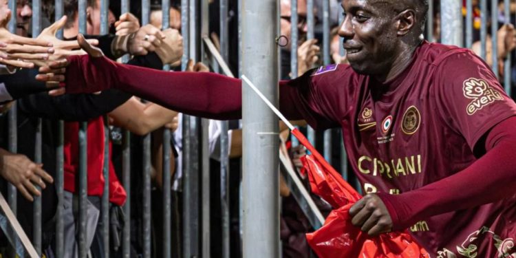 Okaka saluta i tifosi del Ravenna (Facebook Lega Pro)