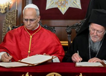 Papa Leone XIV e Bartolomeo I firmano la dichiarazione congiunta, 29 novembre 2025 (Ansa)