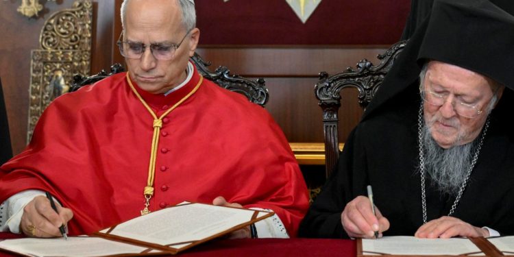 Papa Leone XIV e Bartolomeo I firmano la dichiarazione congiunta, 29 novembre 2025 (Ansa)