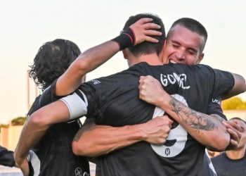 Gomez del Crotone festeggiato dai compagni (Facebook Lega Pro)