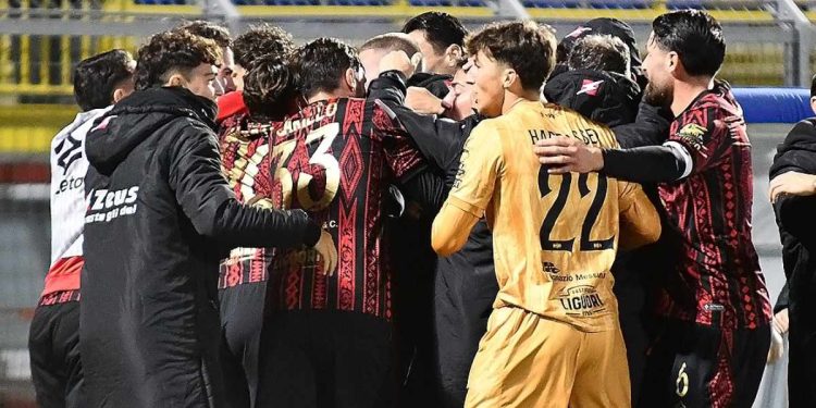 L'esultanza dei calciatori del Sorrento (fcsorrento.com)