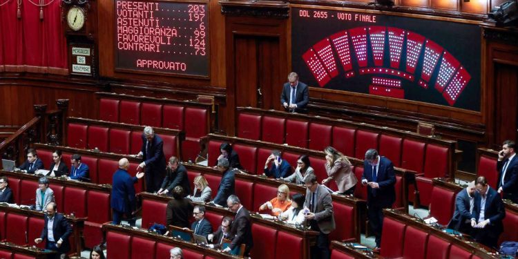 Votazione alla Camera (Ansa)