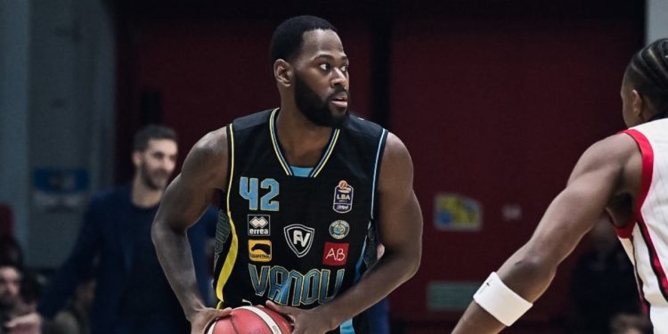 Aljami Durham con la Vanoli Cremona (da facebook.com/VanoliBasketCremona)