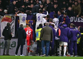 Il confronto tra i calciatori e i tifosi della Fiorentina (Foto ANSA)