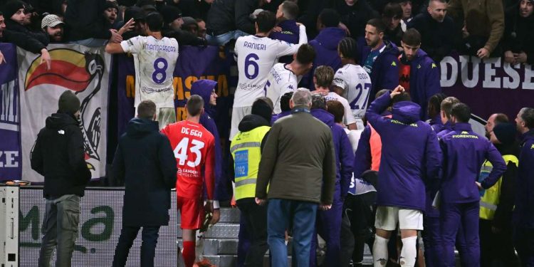 Il confronto tra i calciatori e i tifosi della Fiorentina (Foto ANSA)