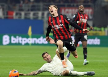 Il fallo di Alessio Romagnoli su Alexis Saelemaekers in Milan Lazio (Foto ANSA)