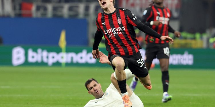 Il fallo di Alessio Romagnoli su Alexis Saelemaekers in Milan Lazio (Foto ANSA)