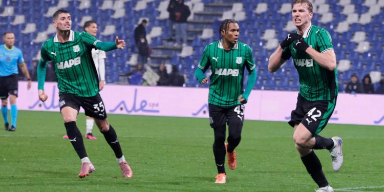 Thorstvedt esulta coi compagni del Sassuolo (Foto Ansa)