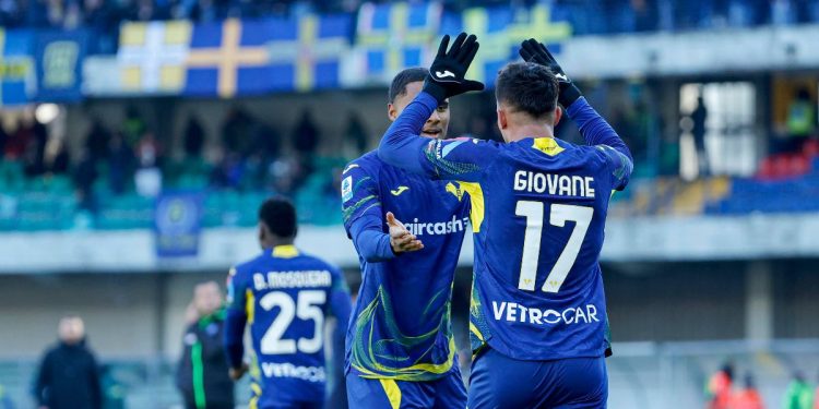 L'esultanza dei giocatori dell'Hellas Verona (Foto Ansa)