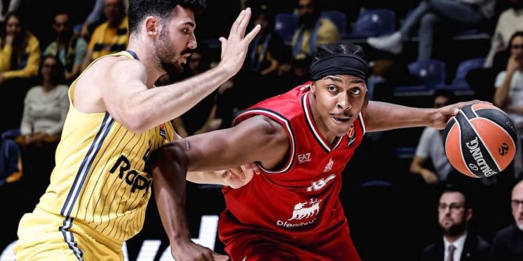 Zach LeDay in azione con l'Olimpia Milano (da facebook.com/OlimpiaMilano1936)