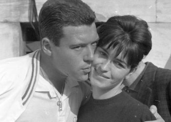 Nicola Pietrangeli (1933-2025) con la moglie, nel 1961 (Ansa)