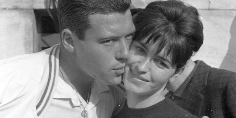 Nicola Pietrangeli (1933-2025) con la moglie, nel 1961 (Ansa)
