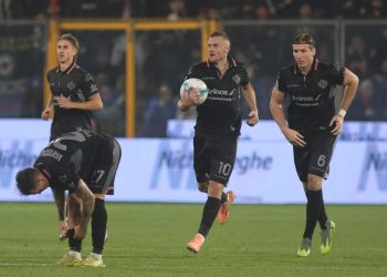 Jamie Vardy in mezzo agli altri giocatori della Cremonese (Foto Ansa)