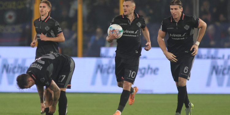 Jamie Vardy in mezzo agli altri giocatori della Cremonese (Foto Ansa)