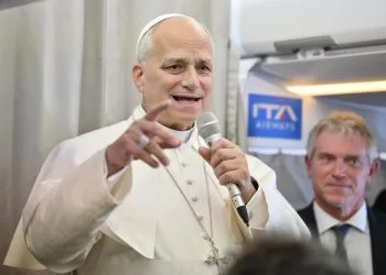 Papa Leone XIV in aereo