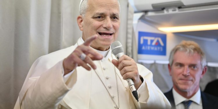 Papa Leone XIV in aereo