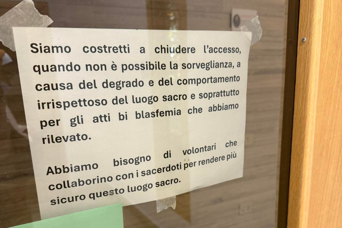 Il cartello affisso sulle porte della Chiesa di Roma Termini