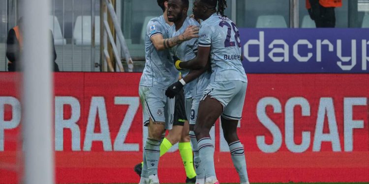 Keinan Davis festeggiato dai compagni dell'Udinese (Foto ANSA)