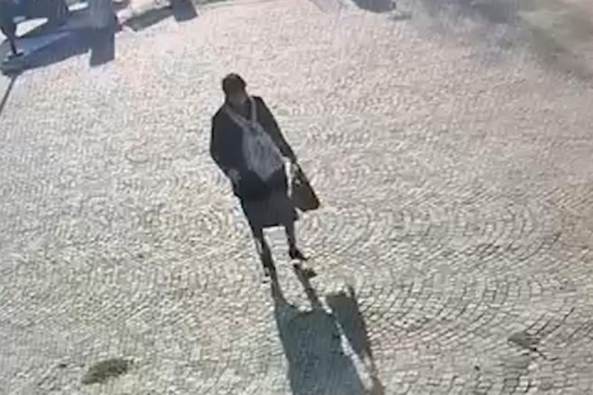 L'uomo travestito da sua madre per rinnovare il documento