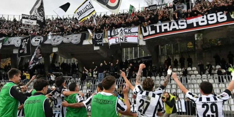 I giocatori dell'Ascoli esultano col loro pubblico (Facebook Lega Pro)