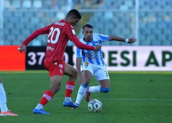 Mattia Bortolussi del Padova pressato da Gaetano Letizia del Pescara (padovacalcio.it)durante la partita di Serie B tra Pescara e Padova allo stadio Giovanni Cornacchia di Pescara, Italia - Sabato 29 Novembre 2025. Sport - Calcio