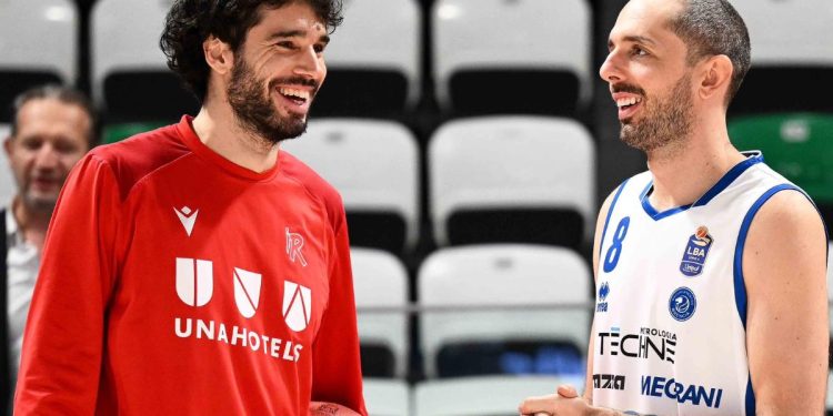 Vitali e Della Valle prima di Reggio Emilia-Brescia (Facebook Pallacanestro Brescia)