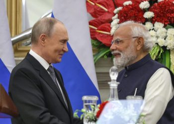 Il presidente russo Vladimir Putin (s) con il premier indiano Narendra Modi a New Delhi, 5 dicembre 2025 (Ansa)