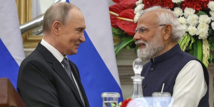 Il presidente russo Vladimir Putin (s) con il premier indiano Narendra Modi a New Delhi, 5 dicembre 2025 (Ansa)