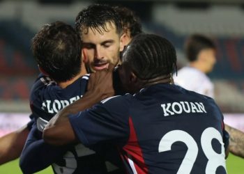 I giocatori del Cosenza esultano in campo (Facebook Lega Pro)