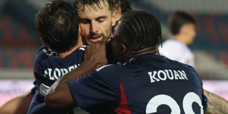 I giocatori del Cosenza esultano in campo (Facebook Lega Pro)