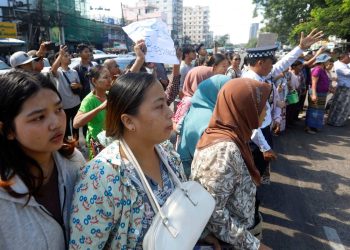 Yangon, Myanmar. Familiari attendono il rilascio di detenuti politici deciso dal regime, 27 novembre 2025 (Ansa)