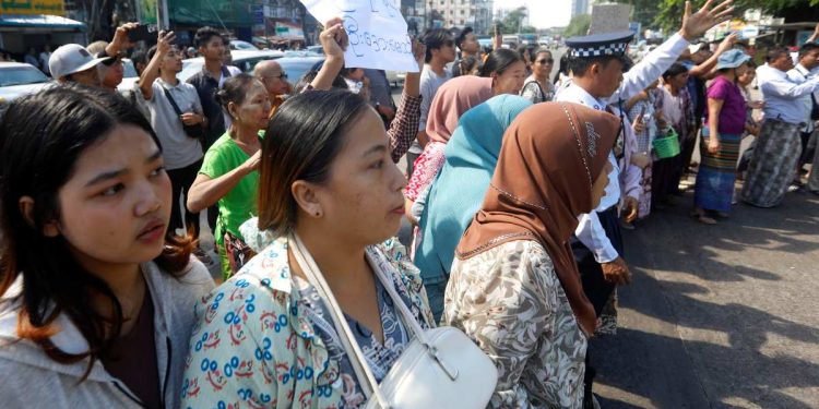 Yangon, Myanmar. Familiari attendono il rilascio di detenuti politici deciso dal regime, 27 novembre 2025 (Ansa)