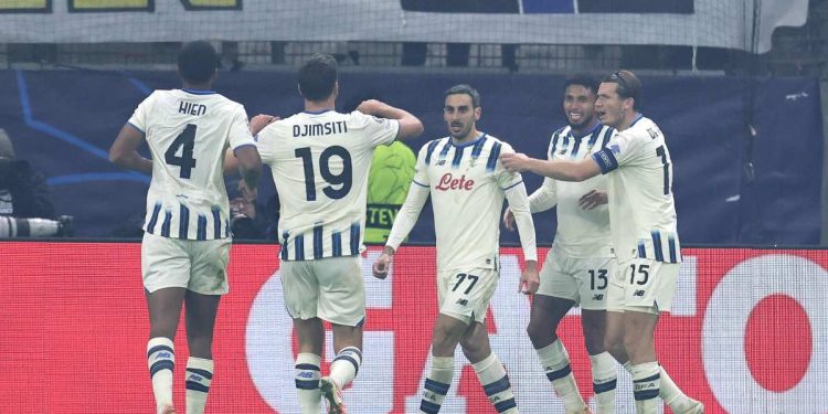 Ederson festeggiato dai compagni dell'Atalanta in Champions League (Foto Ansa)