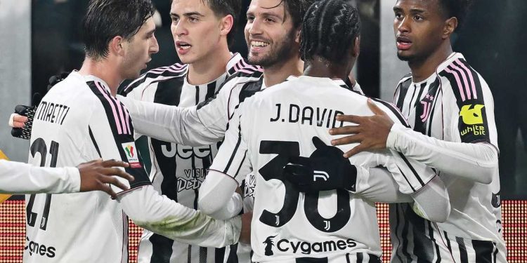 Il gruppo della Juventus festeggia un gol (Foto ANSA)