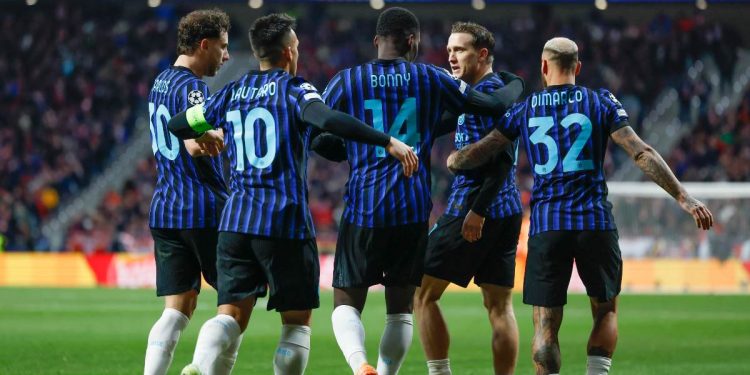 Zielinski festeggiato dai compagni dell'Inter dopo un gol in Champions League (Foto Ansa)