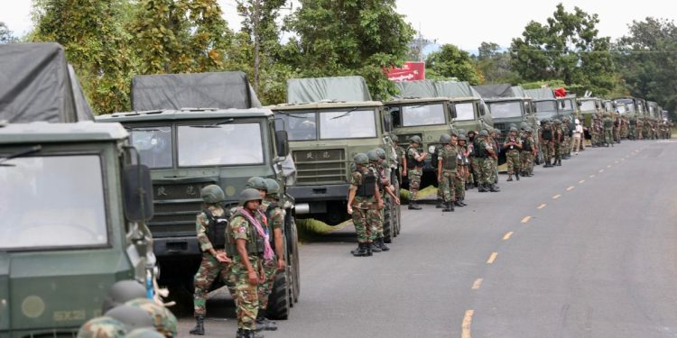 I soldati della Cambogia che si ritirano dal confine con la Thailandia