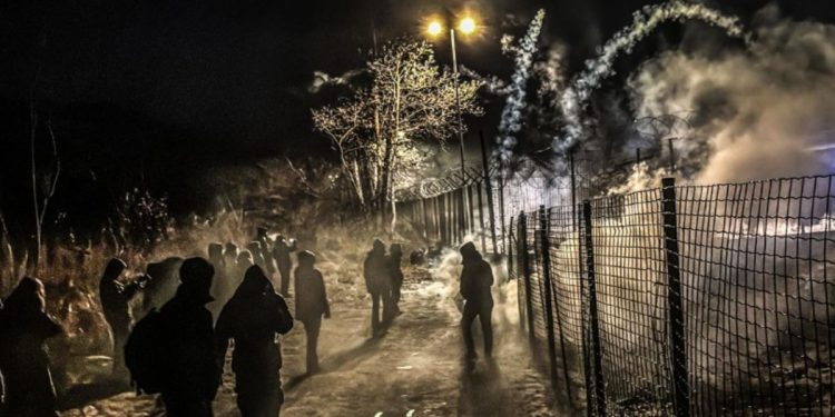Scontri tra No Tav e Polizia in Val Susa (Foto: screen video - La Stampa)