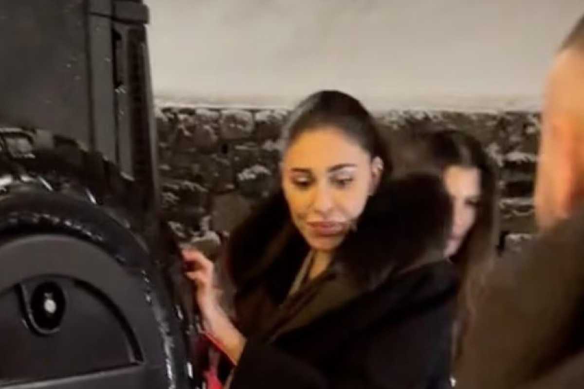 Belen Rodriguez scivolone