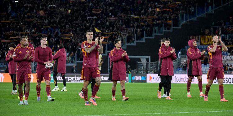 La Roma ringrazia i suoi tifosi in Europa League (Foto ANSA)