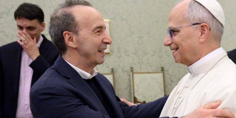 Roberto Benigni con papa Leone XIV (Ansa)